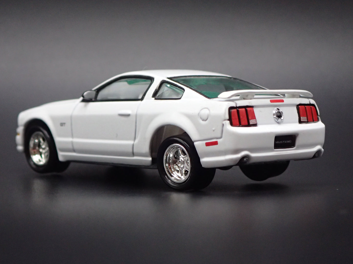 2005-2009 FORD MUSTANG GT RARE 1:64 SCALE COLLECTIBLE DIORAMA DIECAST MODEL CAR