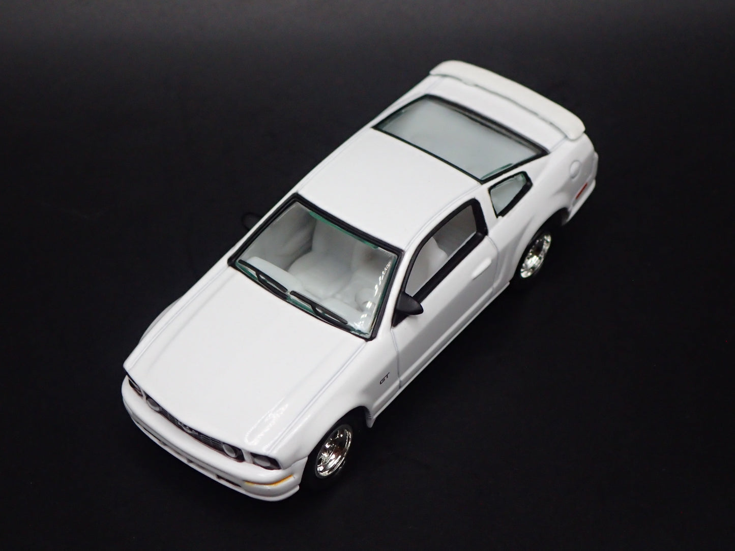 2005-2009 FORD MUSTANG GT RARE 1:64 SCALE COLLECTIBLE DIORAMA DIECAST MODEL CAR