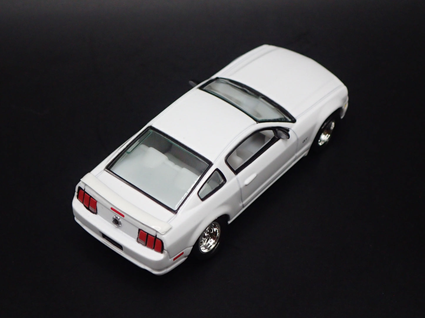 2005-2009 FORD MUSTANG GT RARE 1:64 SCALE COLLECTIBLE DIORAMA DIECAST MODEL CAR
