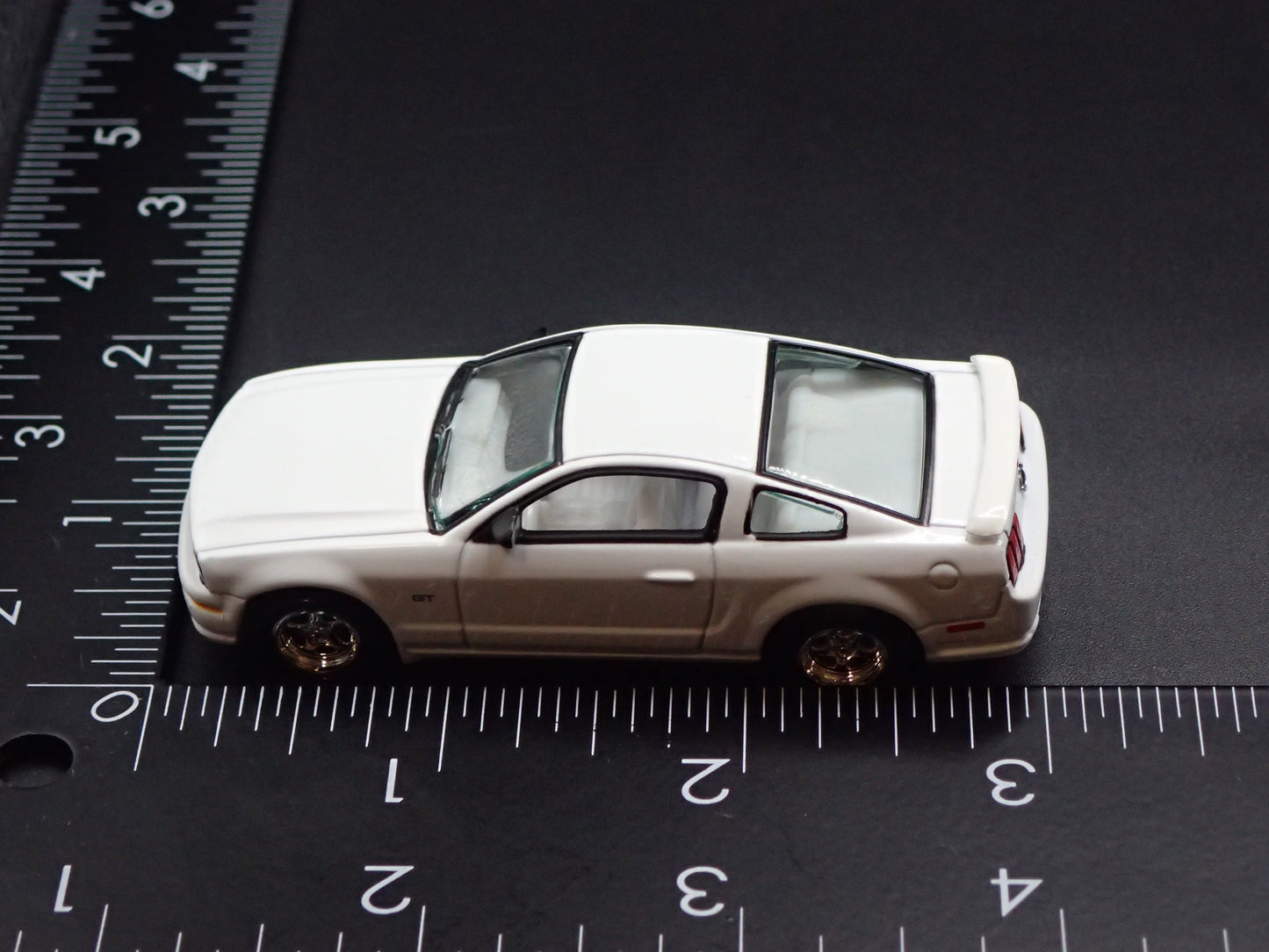 2005-2009 FORD MUSTANG GT RARE 1:64 SCALE COLLECTIBLE DIORAMA DIECAST MODEL CAR