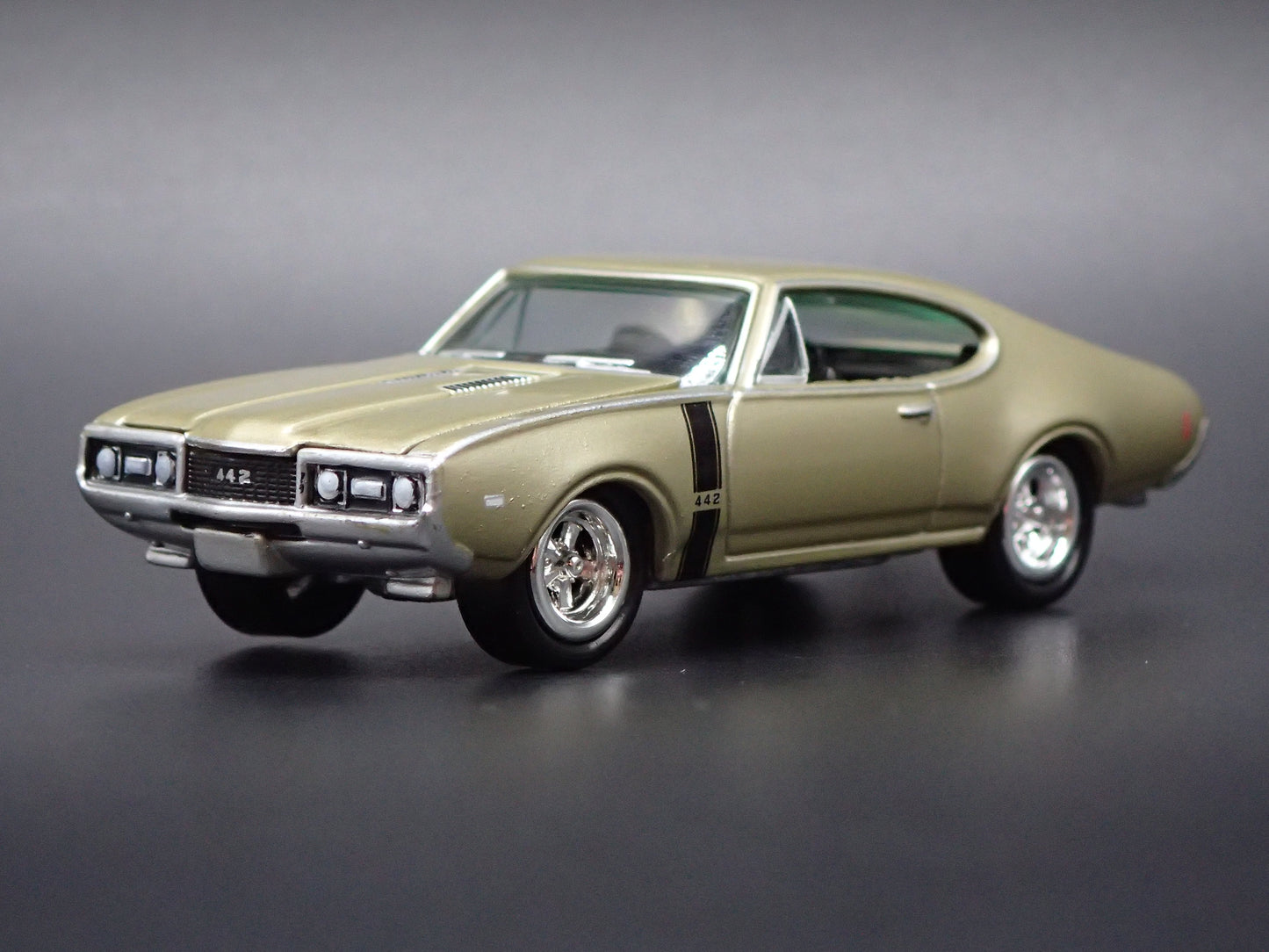 1968 68 OLDS OLDSMOBILE 442 1/64 SCALE COLLECTIBLE DIORAMA DIECAST MODEL CAR
