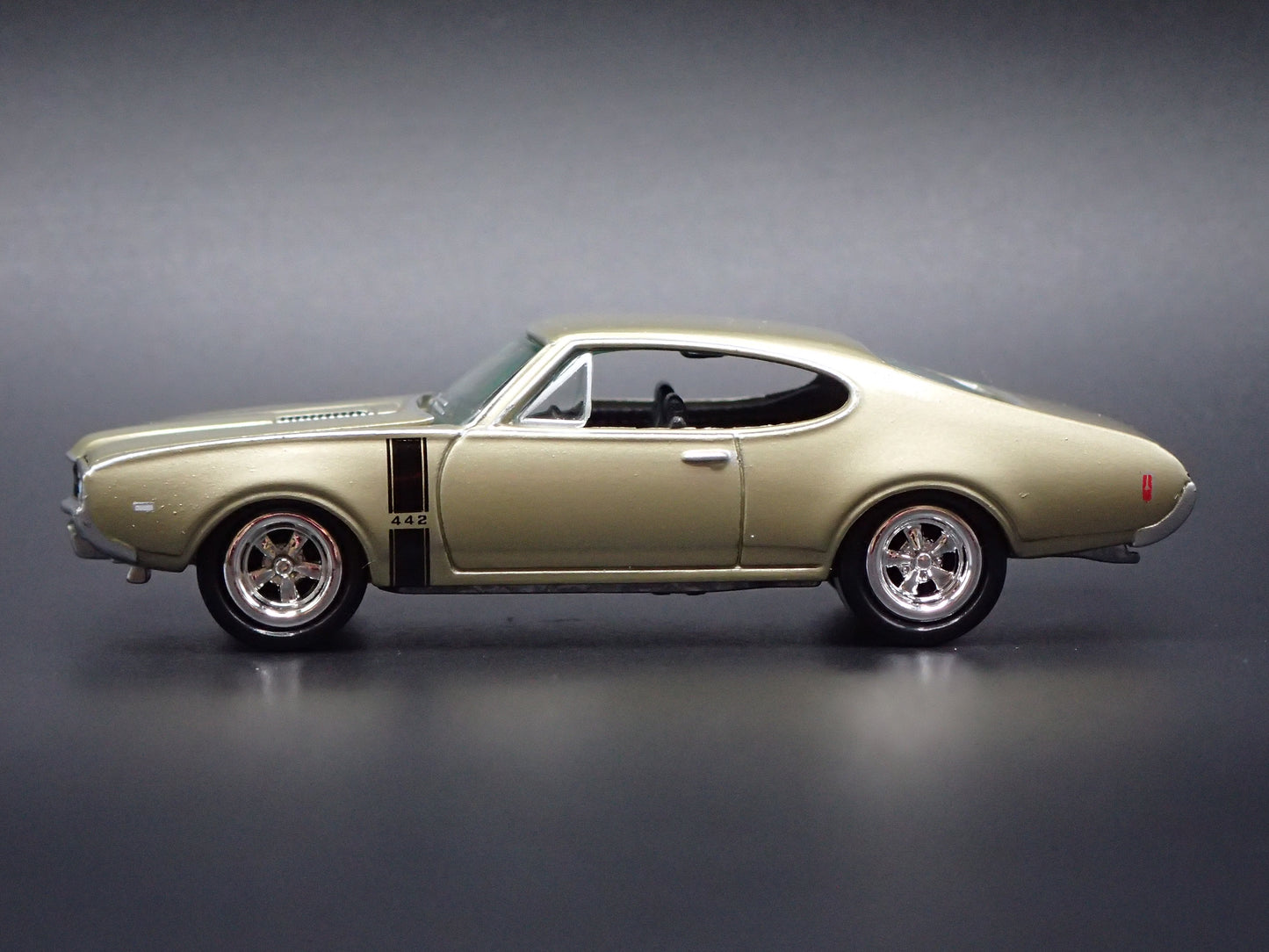 1968 68 OLDS OLDSMOBILE 442 1/64 SCALE COLLECTIBLE DIORAMA DIECAST MODEL CAR