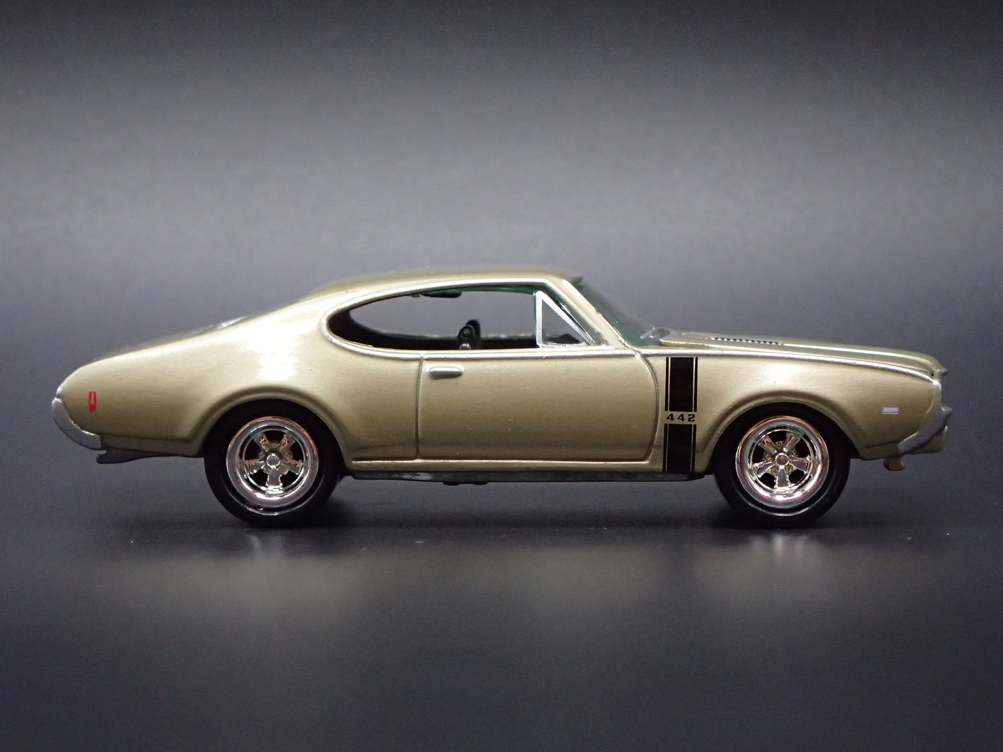 1968 68 OLDS OLDSMOBILE 442 1/64 SCALE COLLECTIBLE DIORAMA DIECAST MODEL CAR