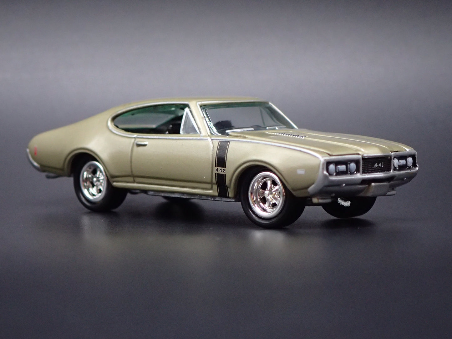 1968 68 OLDS OLDSMOBILE 442 1/64 SCALE COLLECTIBLE DIORAMA DIECAST MODEL CAR
