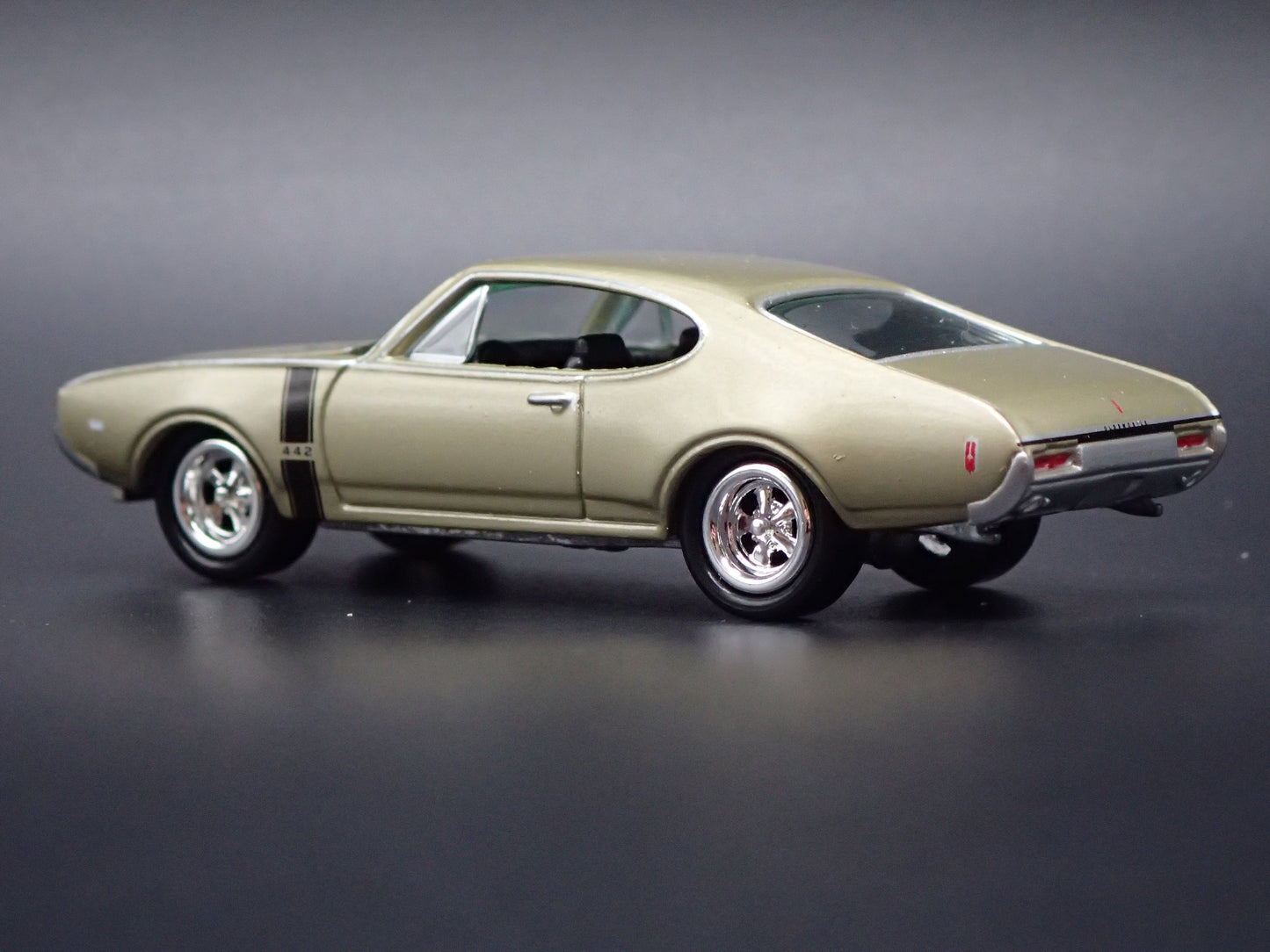1968 68 OLDS OLDSMOBILE 442 1/64 SCALE COLLECTIBLE DIORAMA DIECAST MODEL CAR