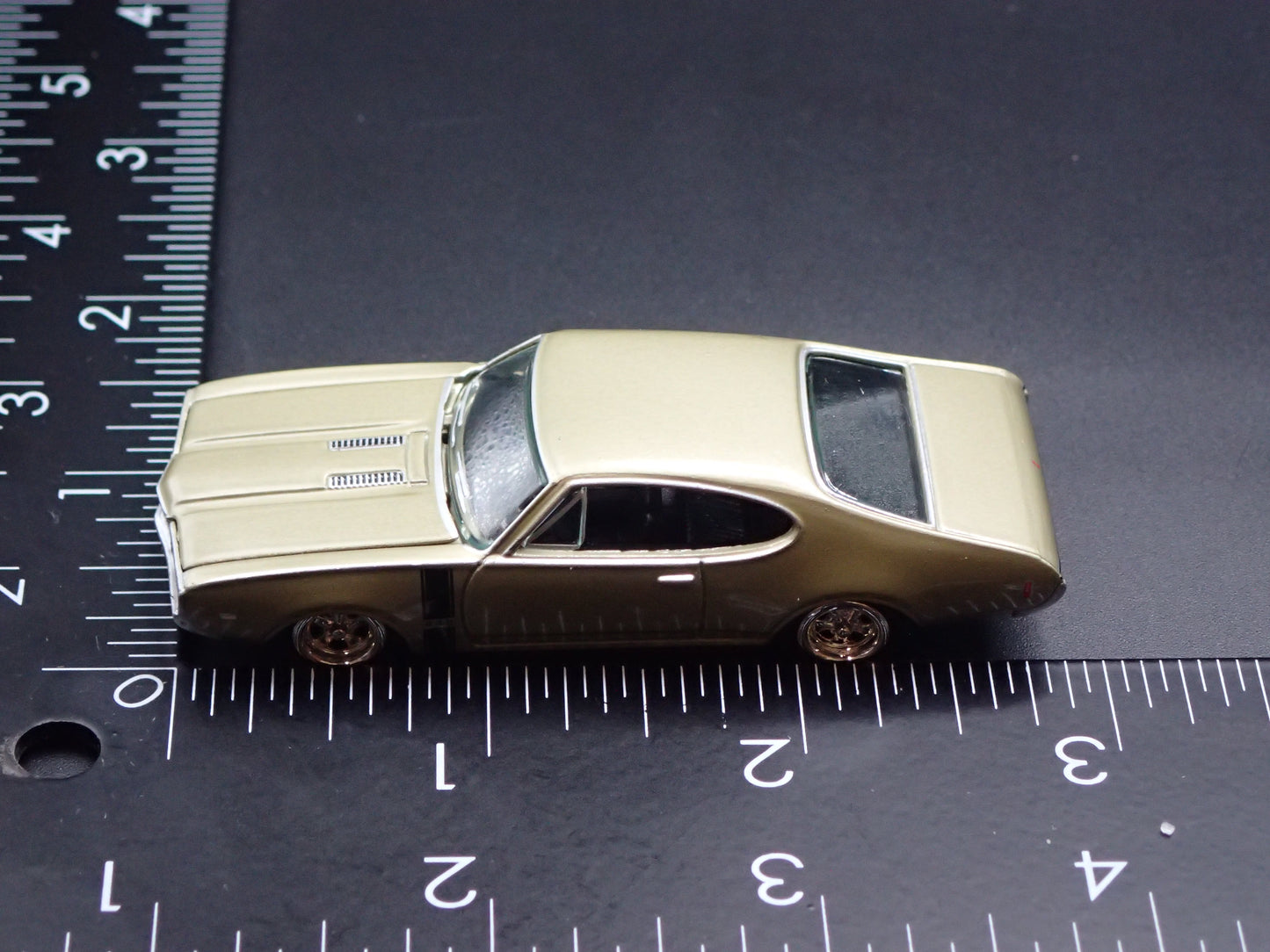 1968 68 OLDS OLDSMOBILE 442 1/64 SCALE COLLECTIBLE DIORAMA DIECAST MODEL CAR