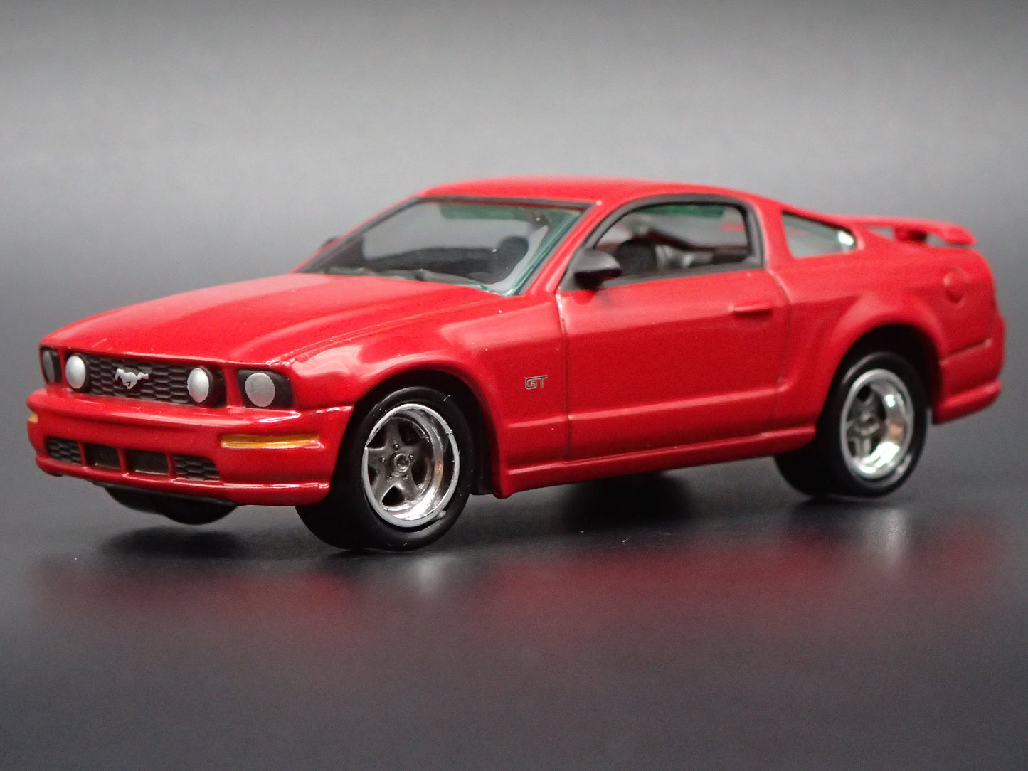 2005-2009 FORD MUSTANG GT RED 1:64 SCALE COLLECTIBLE DIORAMA DIECAST MODEL CAR