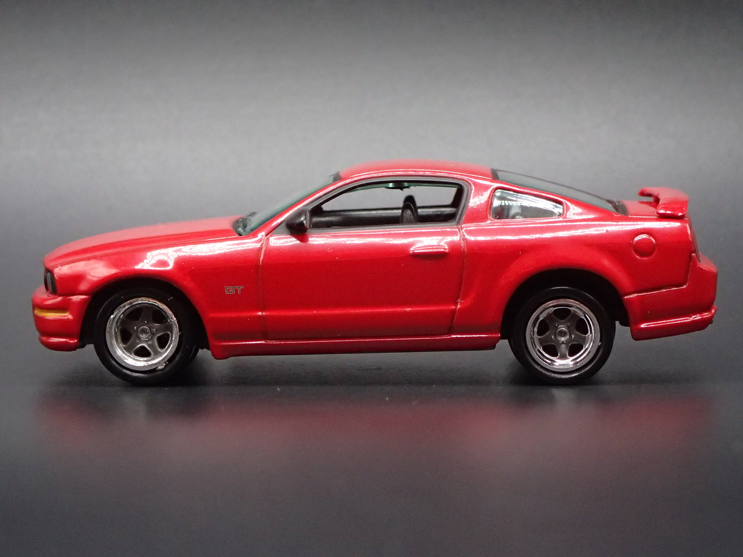 2005-2009 FORD MUSTANG GT RED 1:64 SCALE COLLECTIBLE DIORAMA DIECAST MODEL CAR