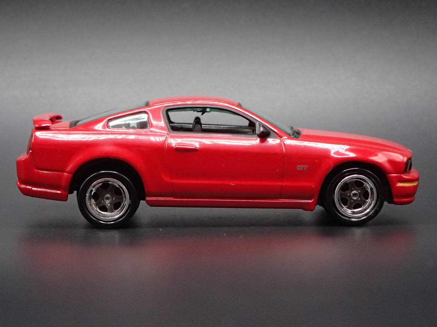 2005-2009 FORD MUSTANG GT RED 1:64 SCALE COLLECTIBLE DIORAMA DIECAST MODEL CAR