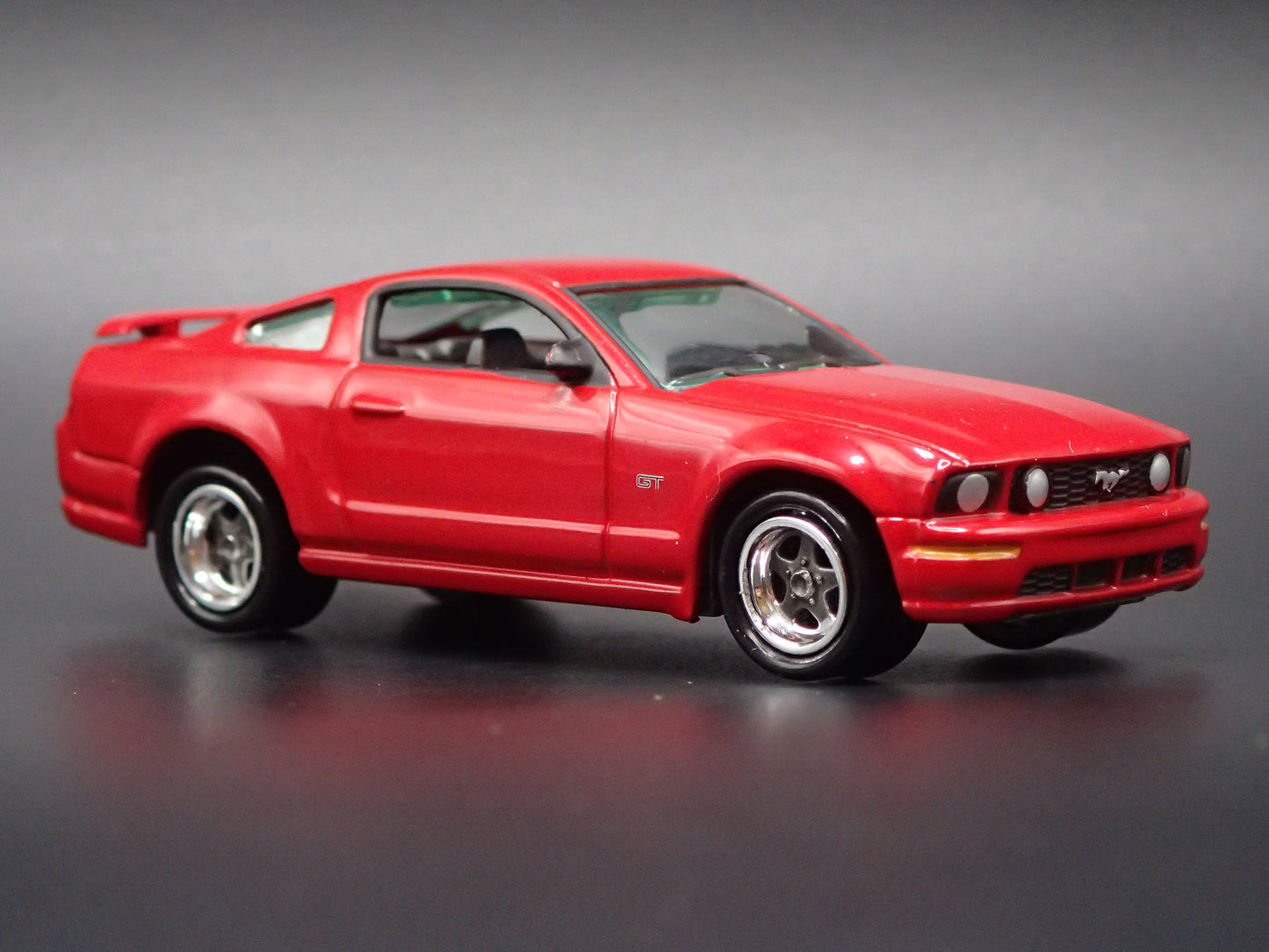 2005-2009 FORD MUSTANG GT RED 1:64 SCALE COLLECTIBLE DIORAMA DIECAST MODEL CAR