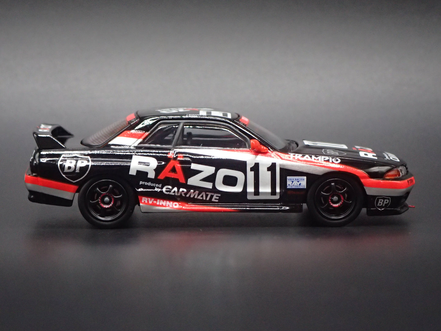 1989-1994 NISSAN SKYLINE GTR R32 RAZO TRAMPIO 1:64 SCALE DIORAMA DIECAST MODEL CAR