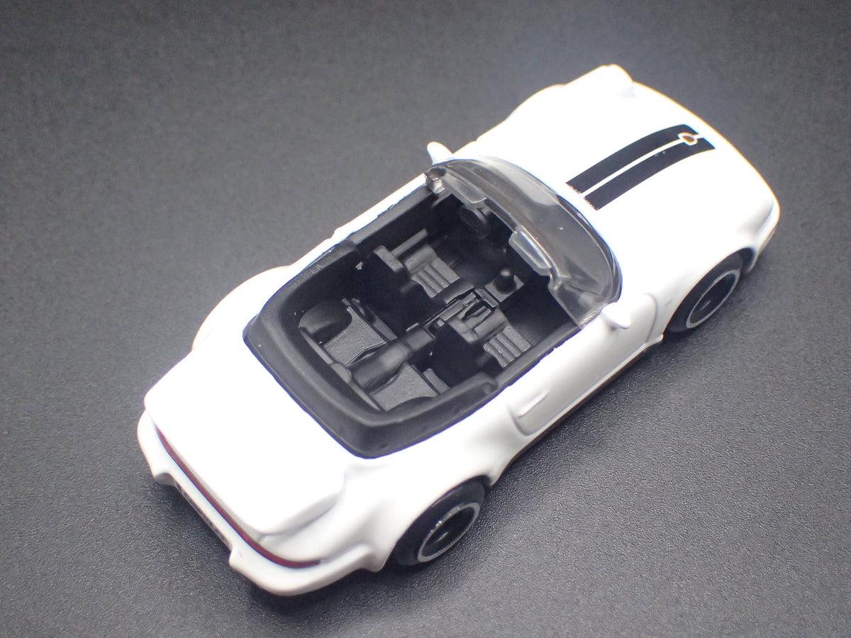 PORSCHE 911 TURBO CABRIOLET WHITE 1:64 SCALE DIORAMA DIECAST MODEL CAR