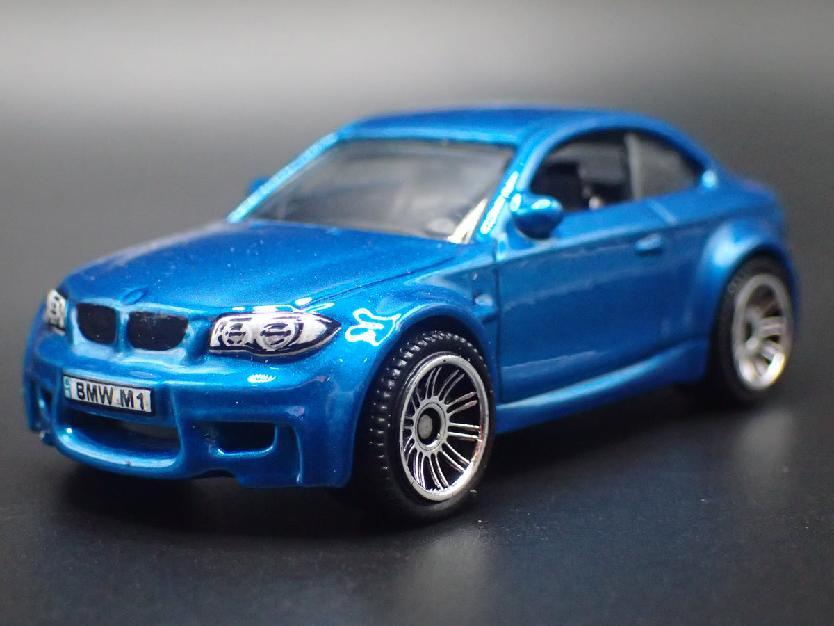 2007-2013 BMW 1M COUPE E82 1:64 SCALE COLLECTIBLE DIORAMA DIECAST MODEL CAR