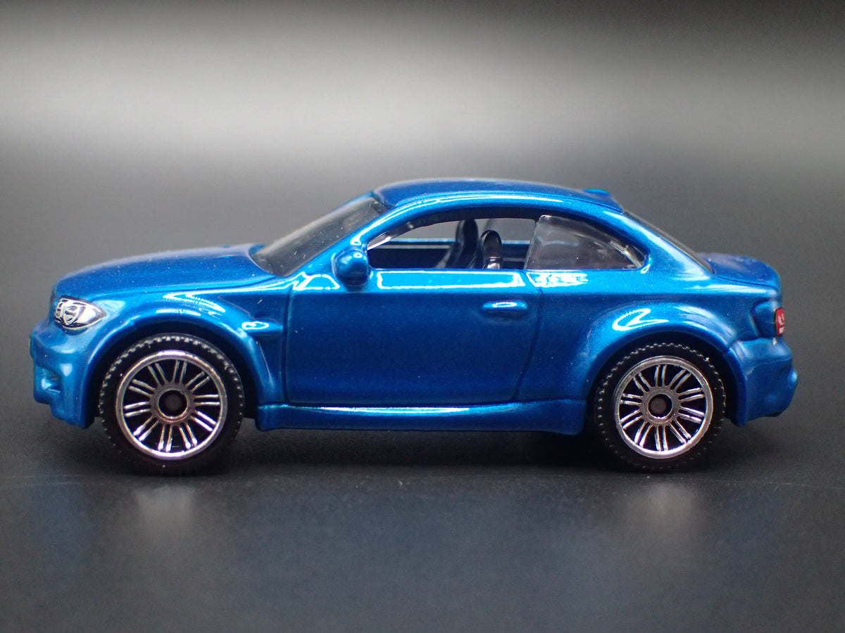 2007-2013 BMW 1M COUPE E82 1:64 SCALE COLLECTIBLE DIORAMA DIECAST MODEL CAR