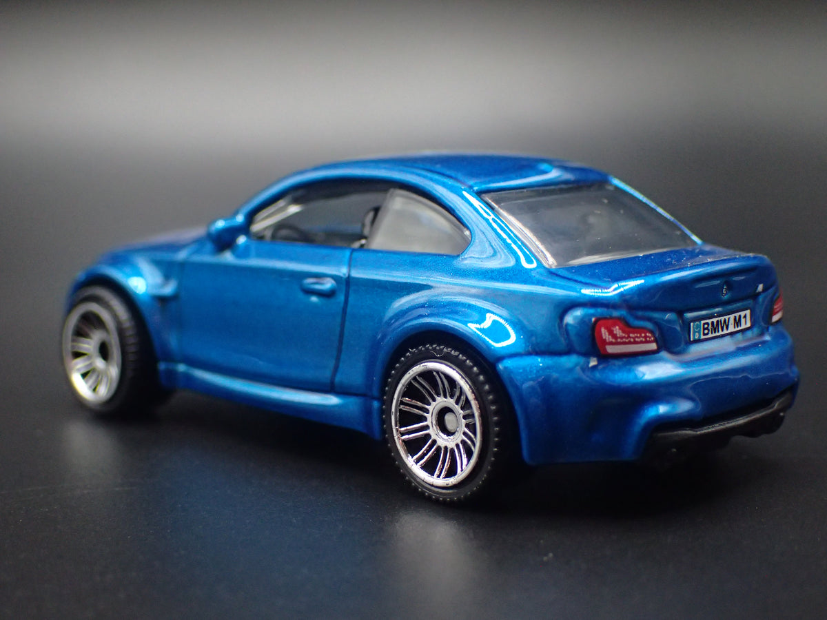 2007-2013 BMW 1M COUPE E82 1:64 SCALE COLLECTIBLE DIORAMA DIECAST MODEL CAR