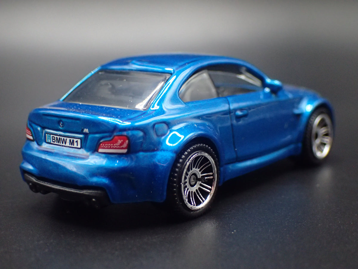2007-2013 BMW 1M COUPE E82 1:64 SCALE COLLECTIBLE DIORAMA DIECAST MODEL CAR