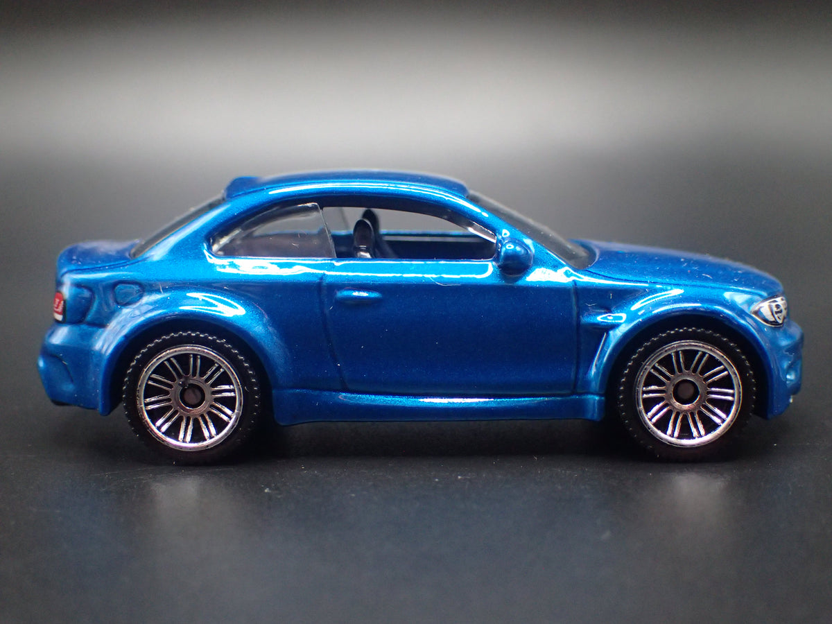 2007-2013 BMW 1M COUPE E82 1:64 SCALE COLLECTIBLE DIORAMA DIECAST MODEL CAR