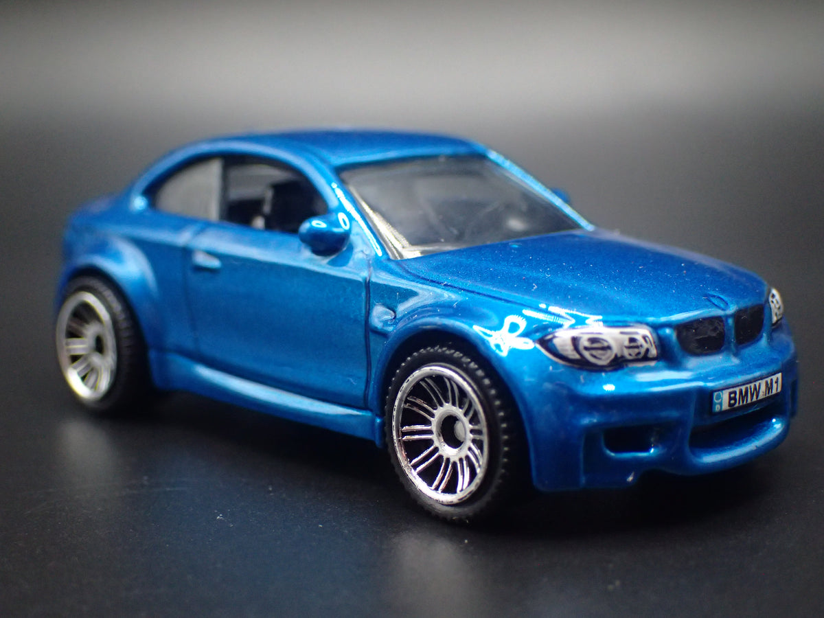 2007-2013 BMW 1M COUPE E82 1:64 SCALE COLLECTIBLE DIORAMA DIECAST MODEL CAR