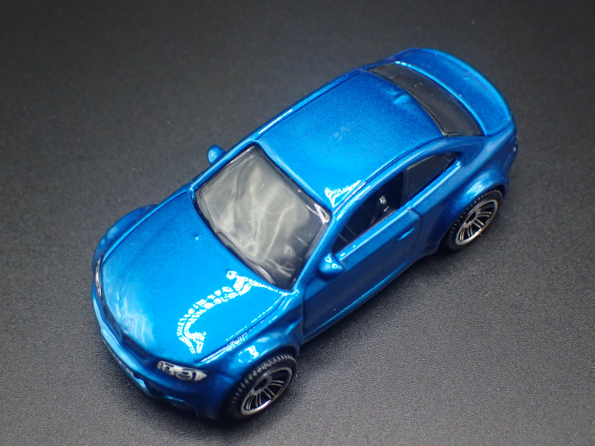 2007-2013 BMW 1M COUPE E82 1:64 SCALE COLLECTIBLE DIORAMA DIECAST MODEL CAR