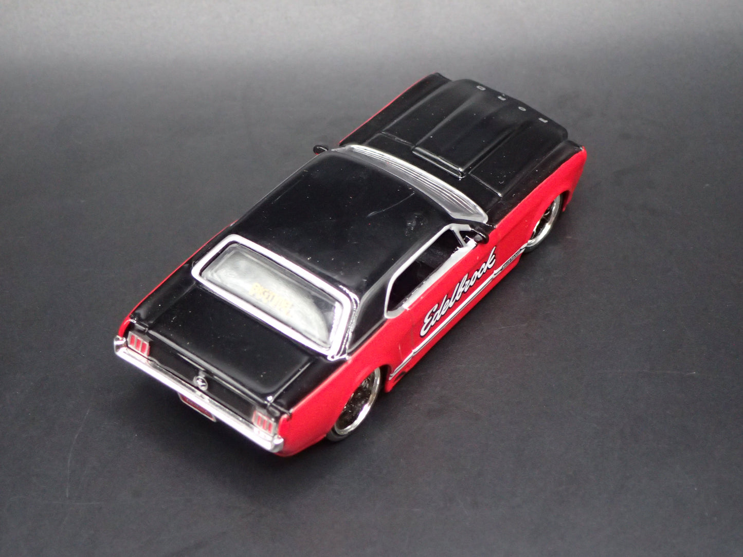 1965 65 FORD MUSTANG COUPE EDELBROCK RED 1:64 SCALE DIORAMA DIECAST MODEL CAR