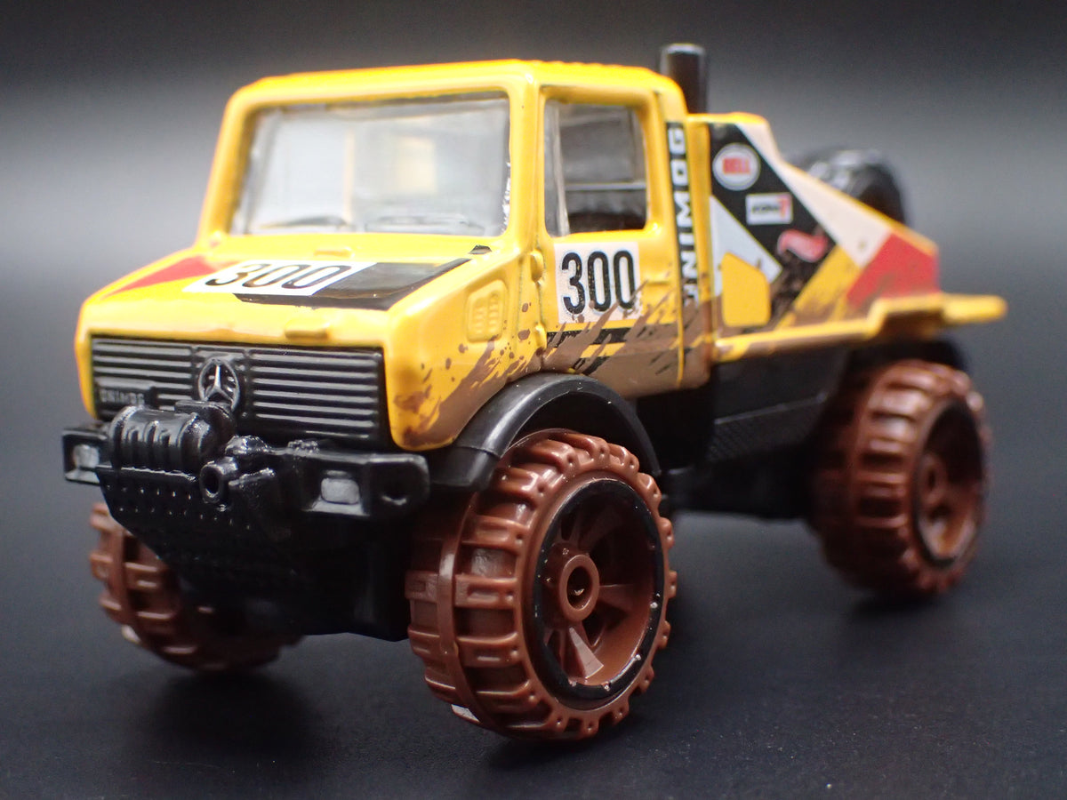 MERCEDES-BENZ UNIMOG 1300 UTILITY TRUCK 1:64 SCALE DIORAMA DIECAST MODEL CAR