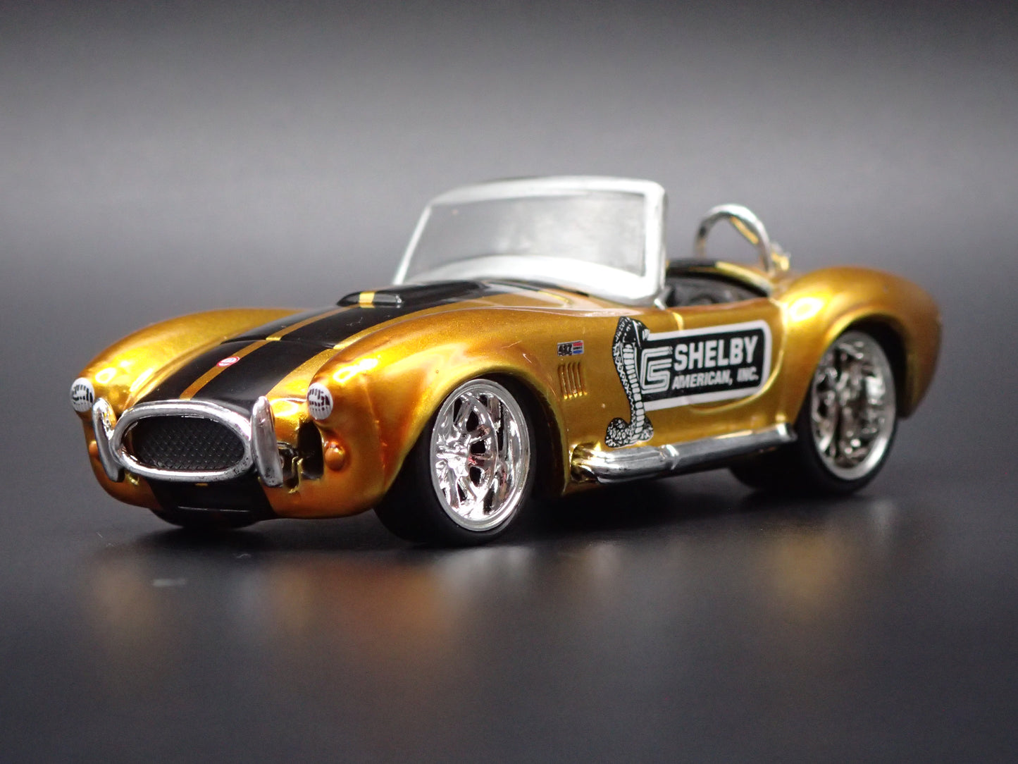 1965 65 SHELBY COBRA 427 S/C GOLD 1:64 SCALE DIORAMA DIECAST MODEL CAR