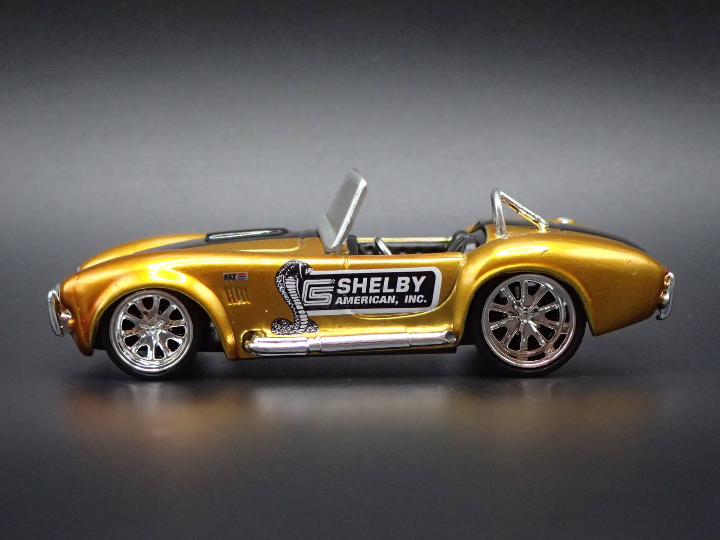 1965 65 SHELBY COBRA 427 S/C GOLD 1:64 SCALE DIORAMA DIECAST MODEL CAR