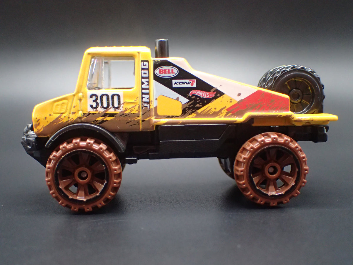 MERCEDES-BENZ UNIMOG 1300 UTILITY TRUCK 1:64 SCALE DIORAMA DIECAST MODEL CAR