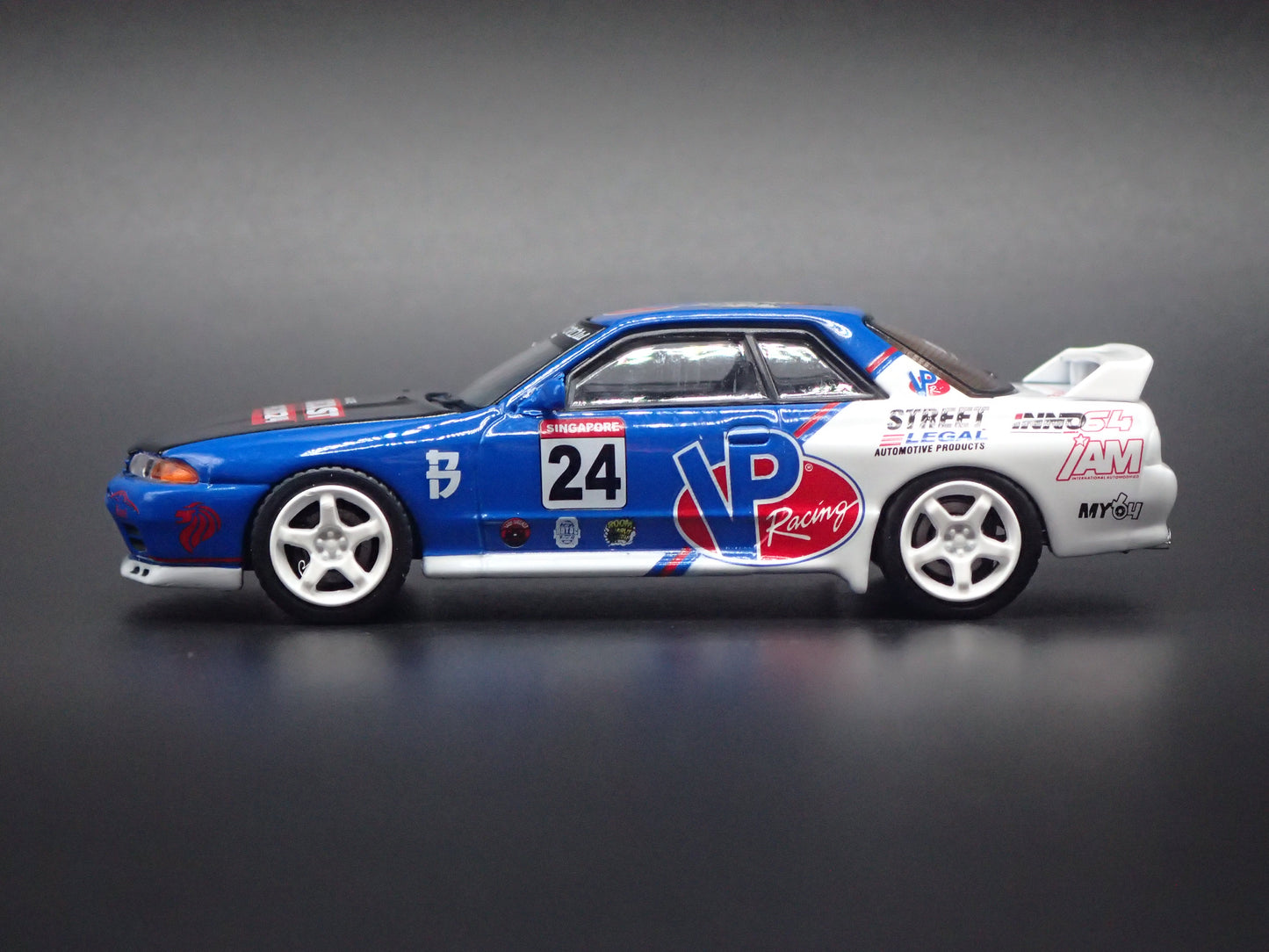 1989-1994 NISSAN SKYLINE GTR R32 VP RACING 1:64 SCALE DIORAMA DIECAST MODEL CAR