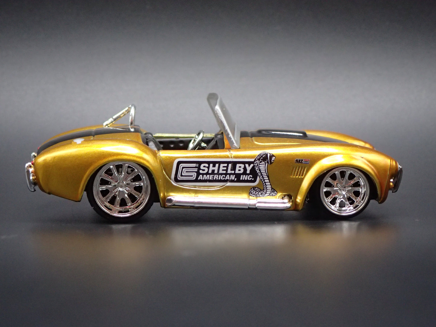 1965 65 SHELBY COBRA 427 S/C GOLD 1:64 SCALE DIORAMA DIECAST MODEL CAR