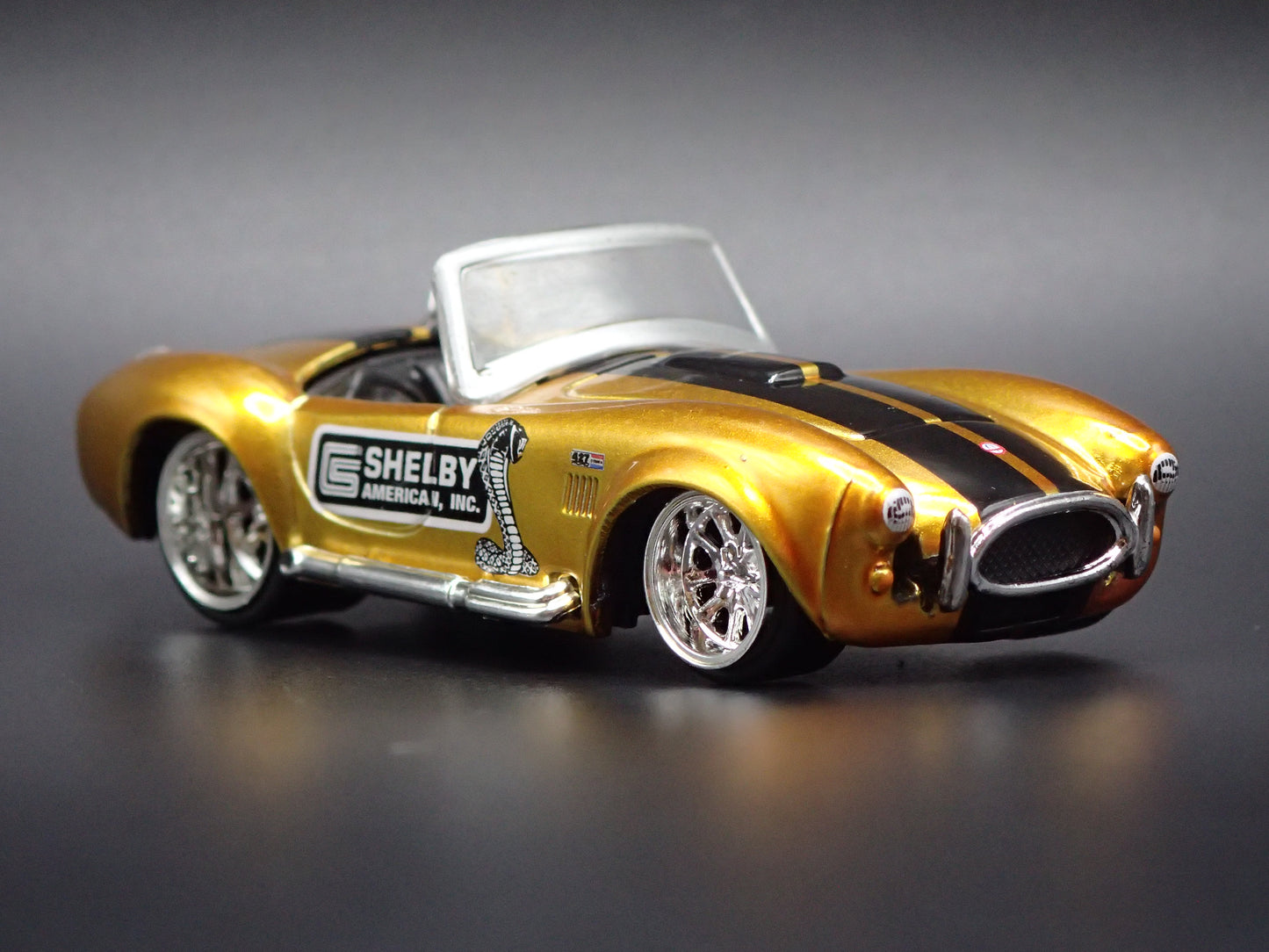 1965 65 SHELBY COBRA 427 S/C GOLD 1:64 SCALE DIORAMA DIECAST MODEL CAR