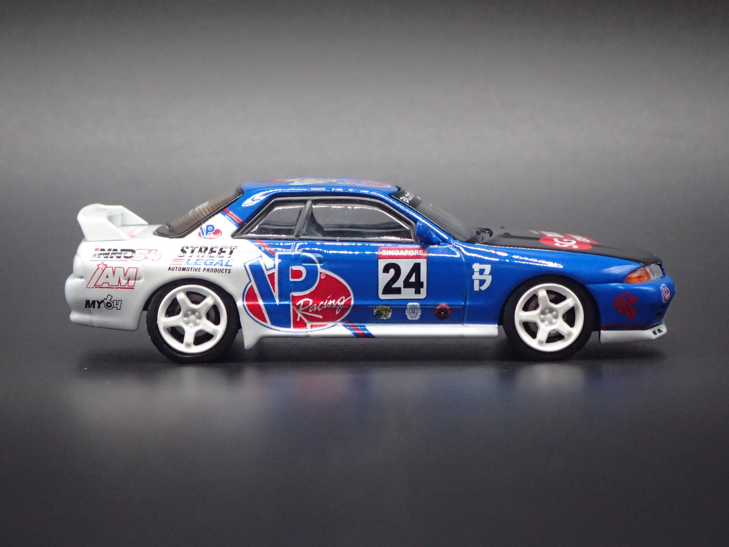 1989-1994 NISSAN SKYLINE GTR R32 VP RACING 1:64 SCALE DIORAMA DIECAST MODEL CAR
