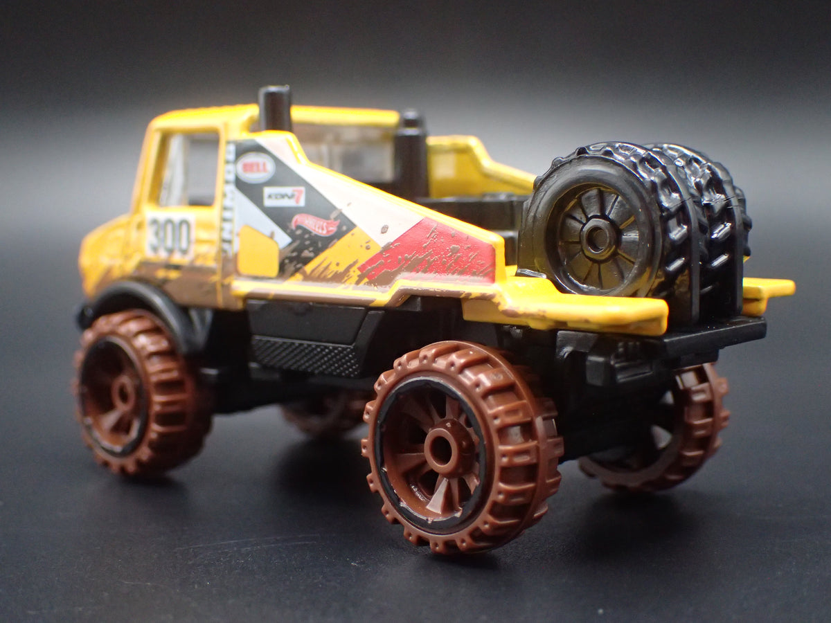 MERCEDES-BENZ UNIMOG 1300 UTILITY TRUCK 1:64 SCALE DIORAMA DIECAST MODEL CAR