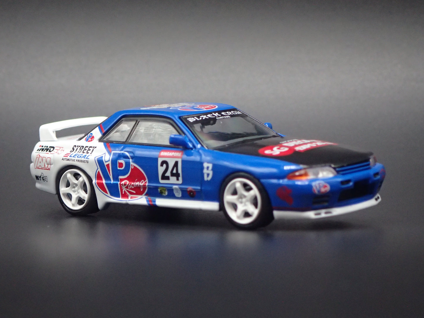 1989-1994 NISSAN SKYLINE GTR R32 VP RACING 1:64 SCALE DIORAMA DIECAST MODEL CAR
