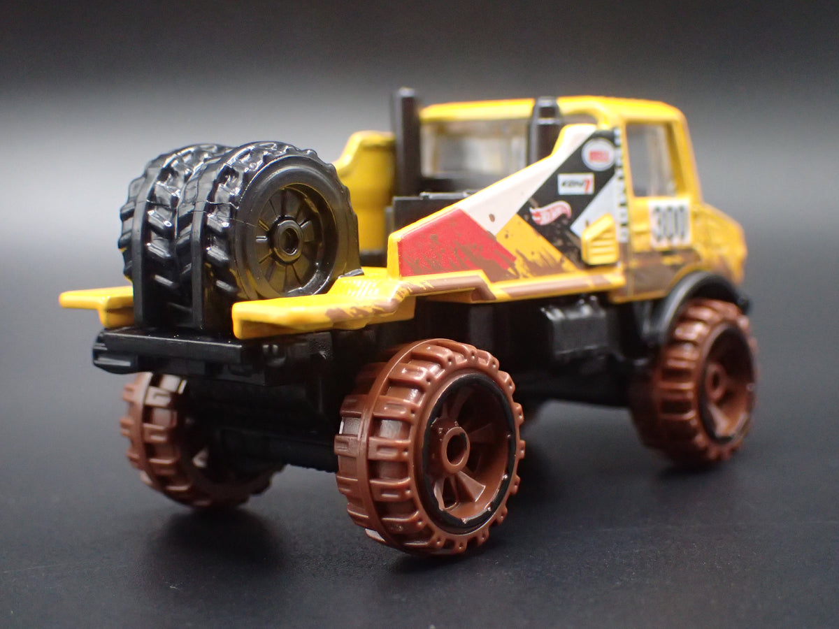MERCEDES-BENZ UNIMOG 1300 UTILITY TRUCK 1:64 SCALE DIORAMA DIECAST MODEL CAR