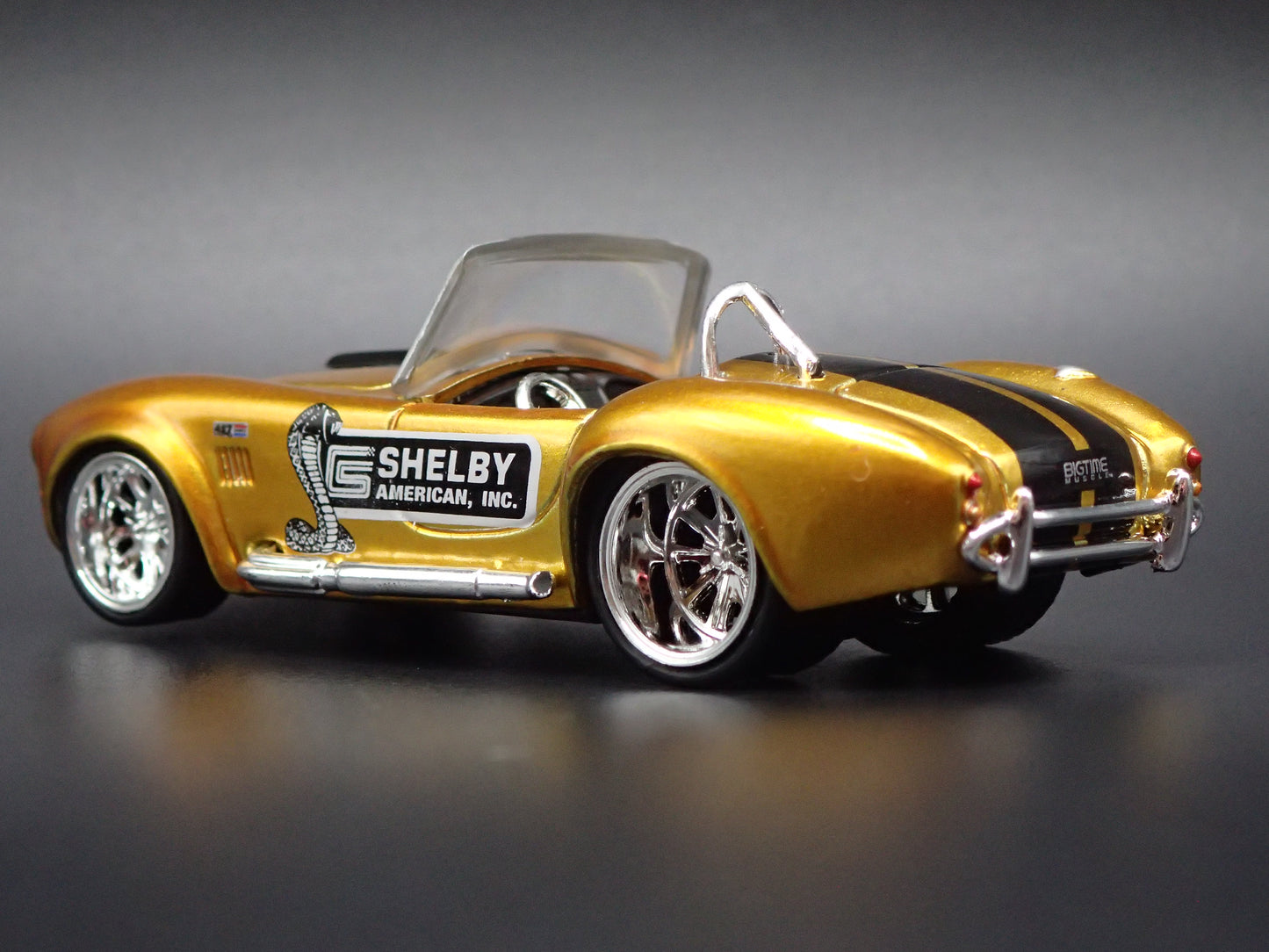 1965 65 SHELBY COBRA 427 S/C GOLD 1:64 SCALE DIORAMA DIECAST MODEL CAR