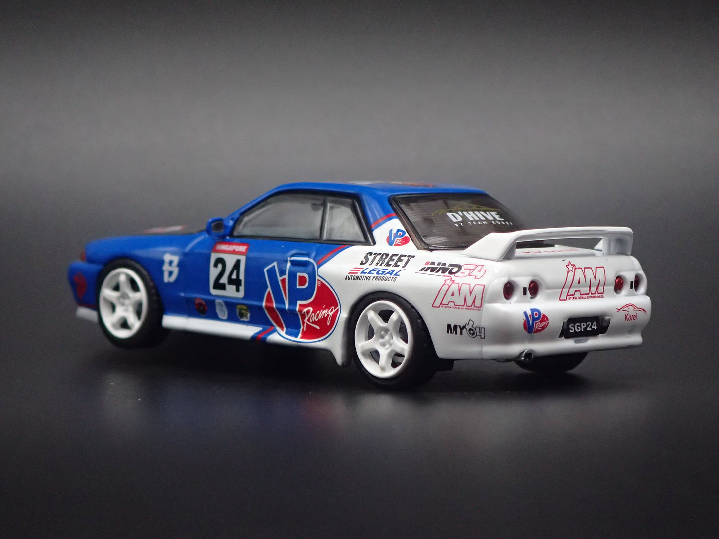 1989-1994 NISSAN SKYLINE GTR R32 VP RACING 1:64 SCALE DIORAMA DIECAST MODEL CAR