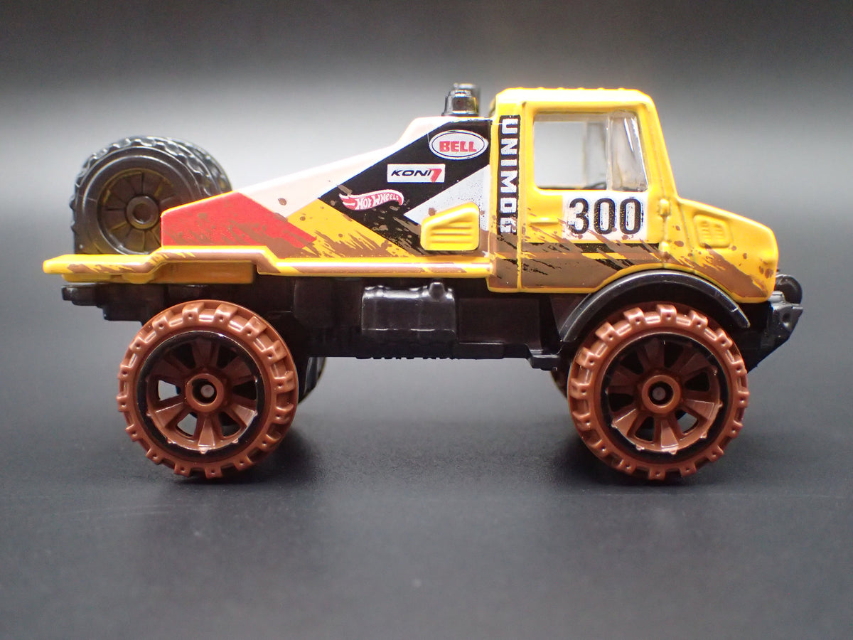 MERCEDES-BENZ UNIMOG 1300 UTILITY TRUCK 1:64 SCALE DIORAMA DIECAST MODEL CAR