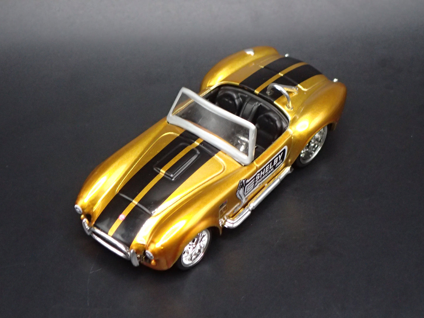 1965 65 SHELBY COBRA 427 S/C GOLD 1:64 SCALE DIORAMA DIECAST MODEL CAR
