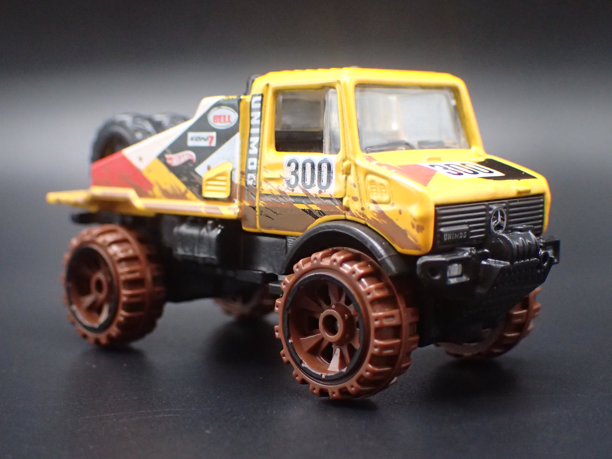 MERCEDES-BENZ UNIMOG 1300 UTILITY TRUCK 1:64 SCALE DIORAMA DIECAST MODEL CAR