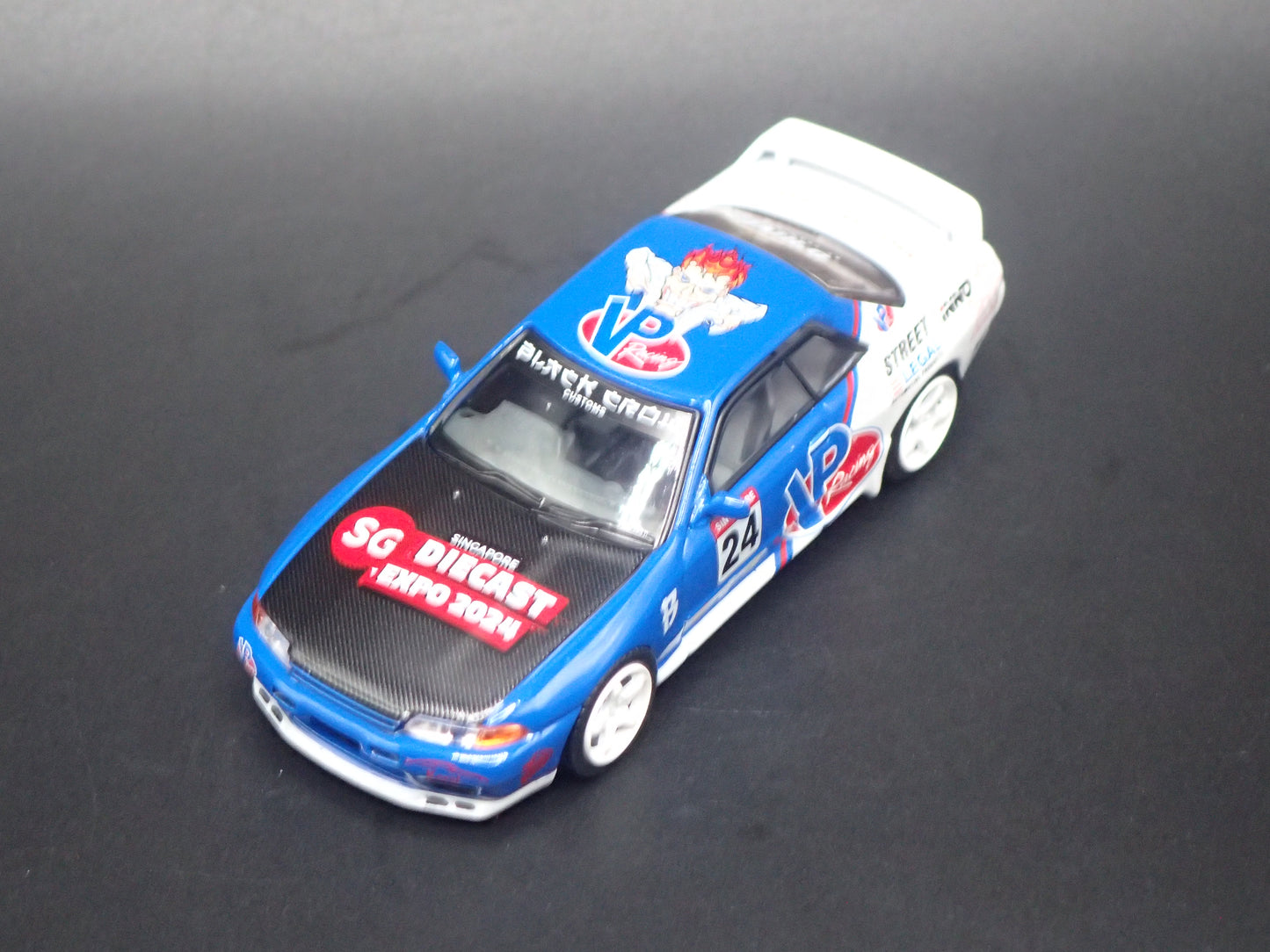 1989-1994 NISSAN SKYLINE GTR R32 VP RACING 1:64 SCALE DIORAMA DIECAST MODEL CAR