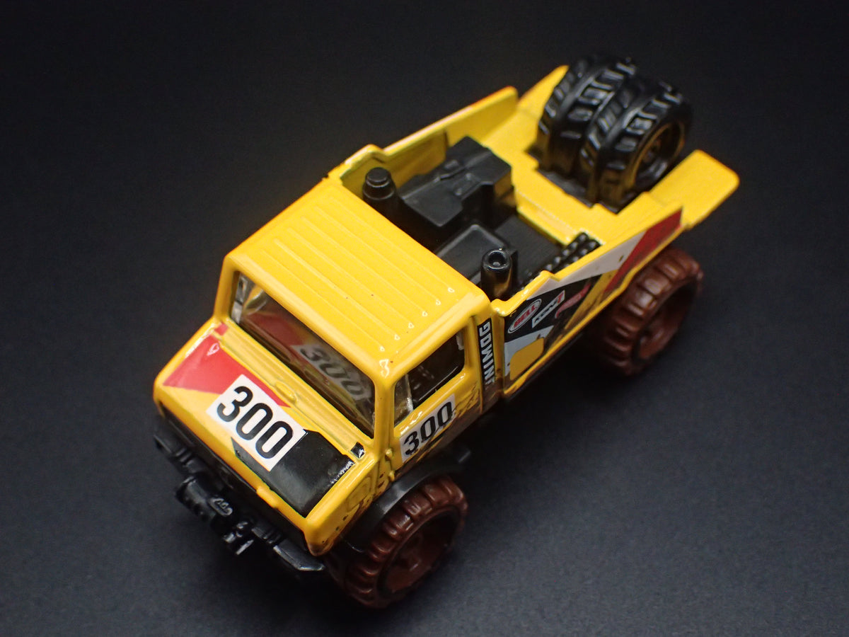 MERCEDES-BENZ UNIMOG 1300 UTILITY TRUCK 1:64 SCALE DIORAMA DIECAST MODEL CAR