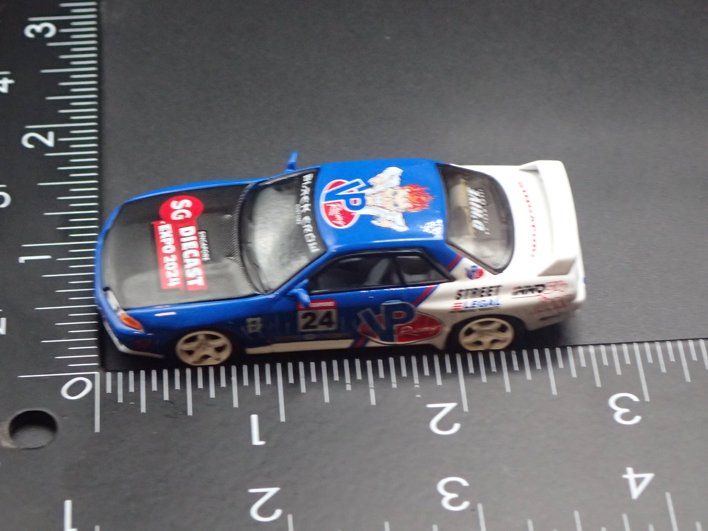 1989-1994 NISSAN SKYLINE GTR R32 VP RACING 1:64 SCALE DIORAMA DIECAST MODEL CAR