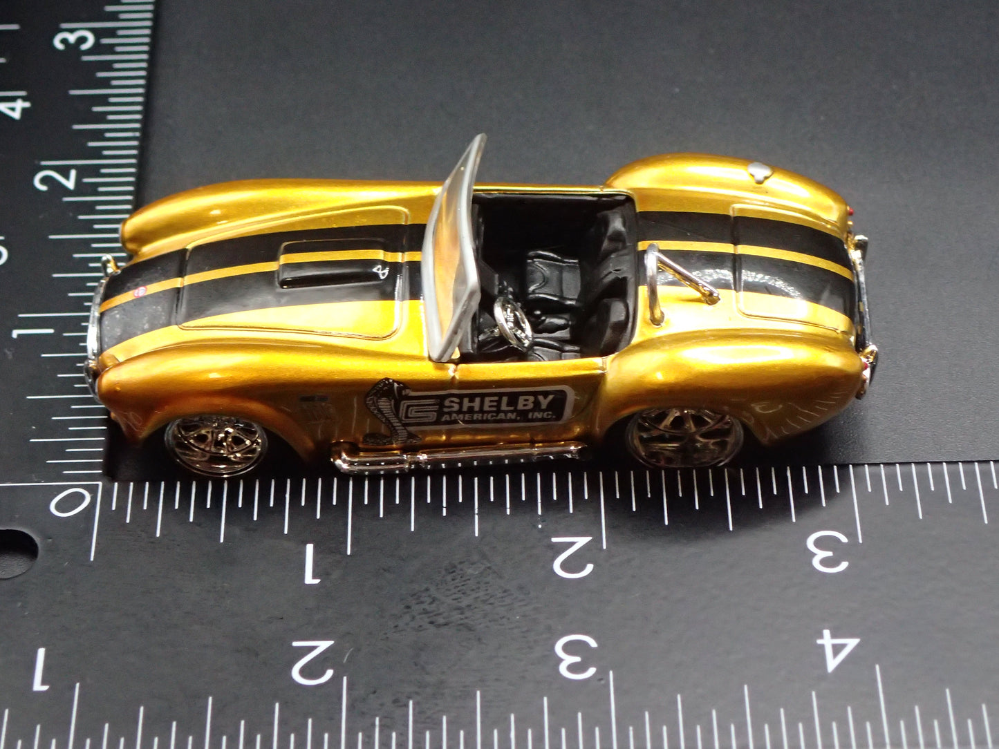 1965 65 SHELBY COBRA 427 S/C GOLD 1:64 SCALE DIORAMA DIECAST MODEL CAR