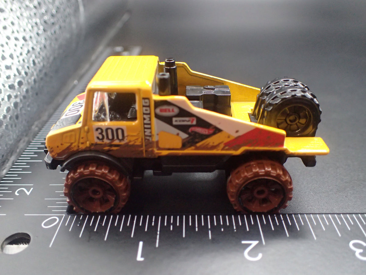 MERCEDES-BENZ UNIMOG 1300 UTILITY TRUCK 1:64 SCALE DIORAMA DIECAST MODEL CAR