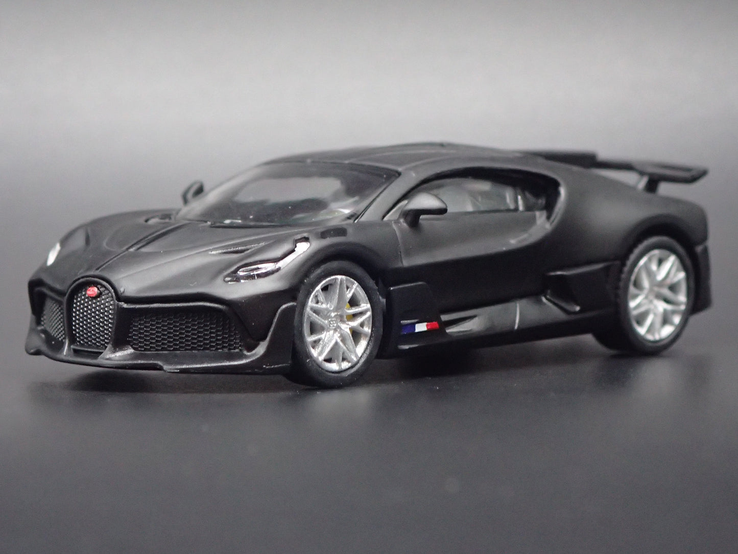 2019-2021 BUGATTI DIVO SUPER CAR BLACK 1:64 SCALE COLLECTIBLE DIECAST MODEL CAR