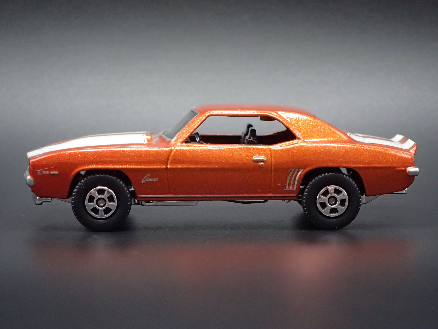 1969 69 CHEVY CHEVROLET CAMARO 1/64 SCALE COLLECTIBLE DIORAMA DIECAST MODEL CAR