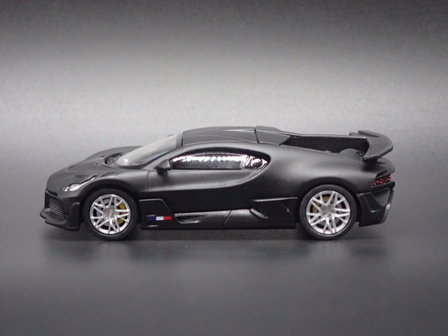 2019-2021 BUGATTI DIVO SUPER CAR BLACK 1:64 SCALE COLLECTIBLE DIECAST MODEL CAR