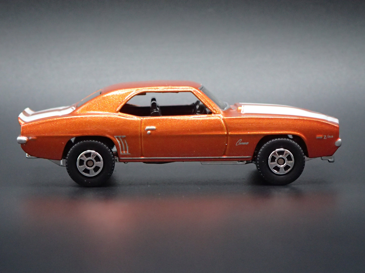 1969 69 CHEVY CHEVROLET CAMARO 1/64 SCALE COLLECTIBLE DIORAMA DIECAST MODEL CAR