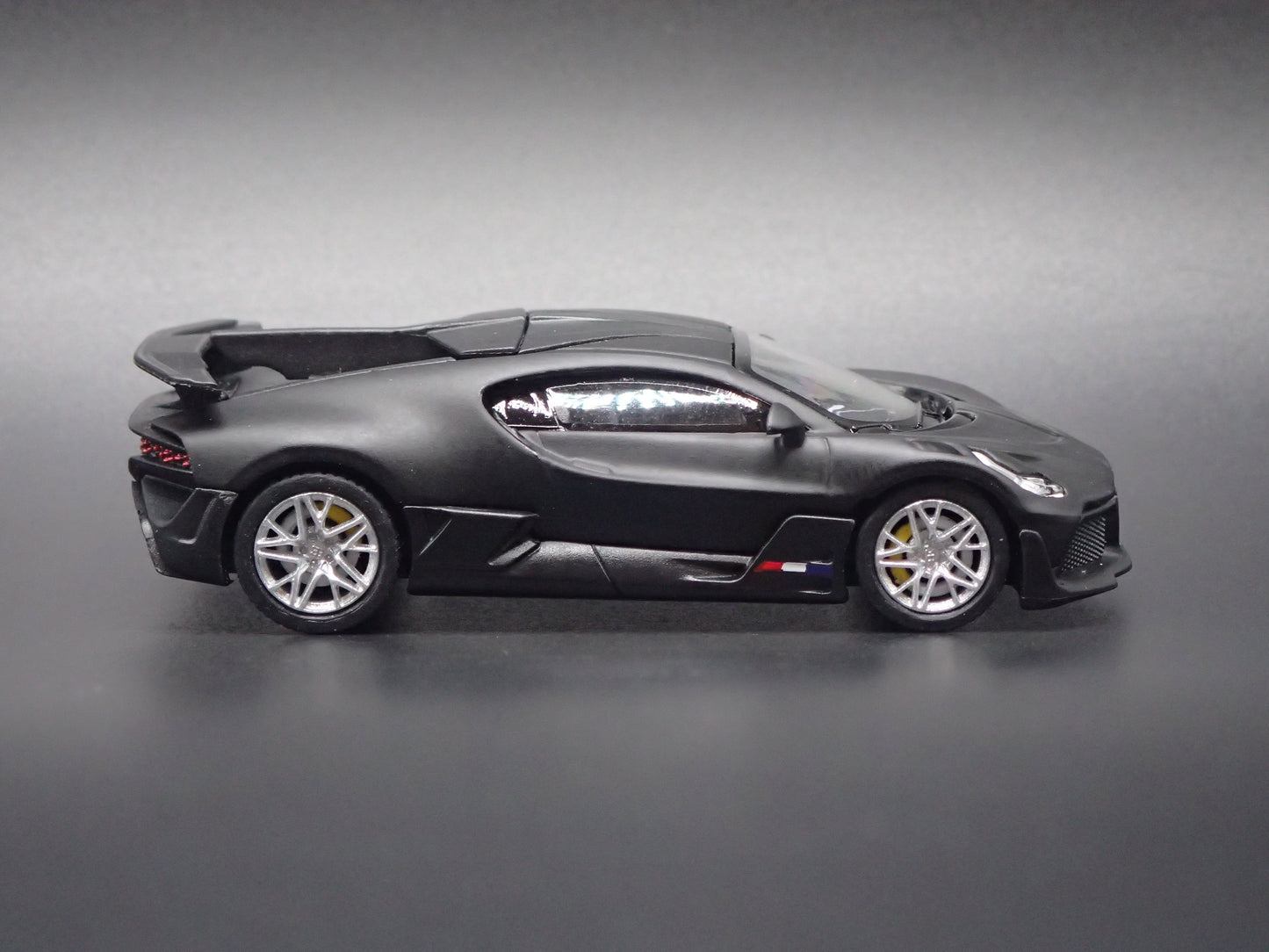 2019-2021 BUGATTI DIVO SUPER CAR BLACK 1:64 SCALE COLLECTIBLE DIECAST MODEL CAR